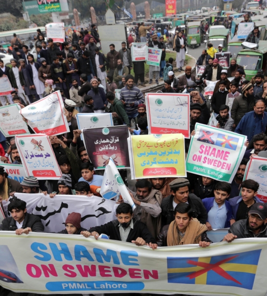 Pakistanda Yüzlerce Kişi İsveç'te Kur'an-ı Kerim Yakılmasını Protesto Etti