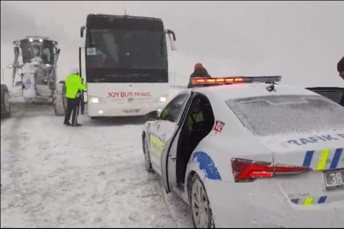Kayseri Erciyes Yolunda Tur Otobüsü Mahsur Kaldı