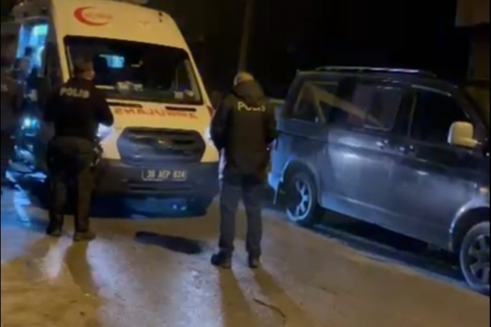 Gece Yarısı Sokakta Dehşet Anları: 17 Yaşındaki Genç Ölümle Mücadele Ediyor