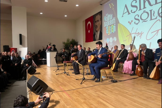 Teller Titreşti, Salon Yetmedi: Kayseri’de Âşıklar Gecesine Büyük Akın