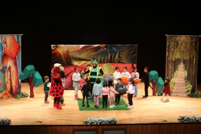 Talas’ta Sömestir Perdesi Alkışlarla Kapandı: “Ormanlar Kralı Ağustos Böceği” Sahneye Damga Vurdu