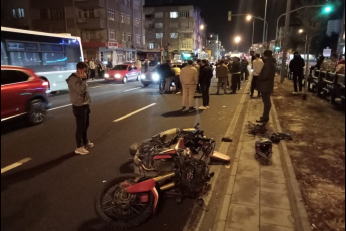 Melikgazi’de Akşam Saatlerinde Kaza Anı: Motosiklet Yayaya Çarptı, Ortalık Karıştı