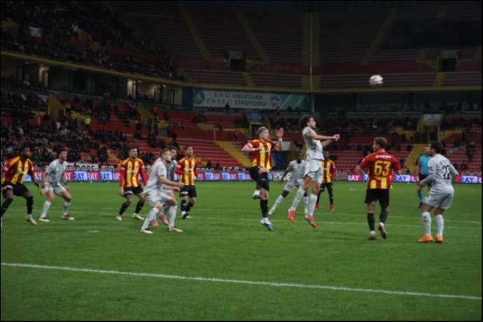 Agyei Fırtınası Kayseri’yi Vurdu: Kayserispor Sahasında Yıkıldı!