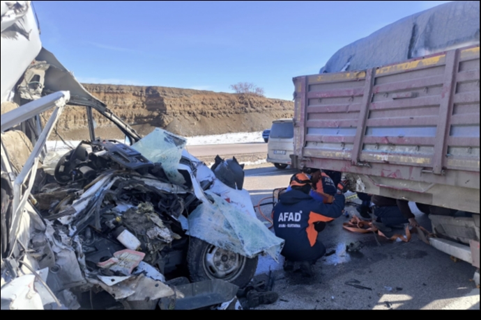Bahçecik Bayırında Feci Çarpışma: Öğrenci Servisi TIR’a Saplandı, 1 Can Gitti!