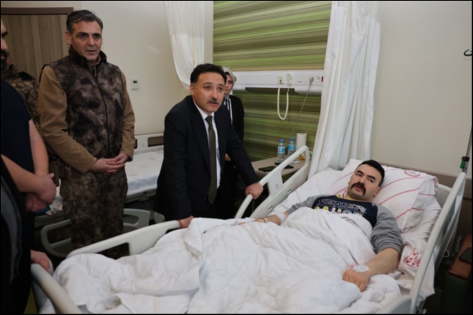 Kayseri’de Operasyonda Silahlar Patladı: Vali Çiçek Yaralı Özel Harekat Polisini Hastanede Ziyaret Etti