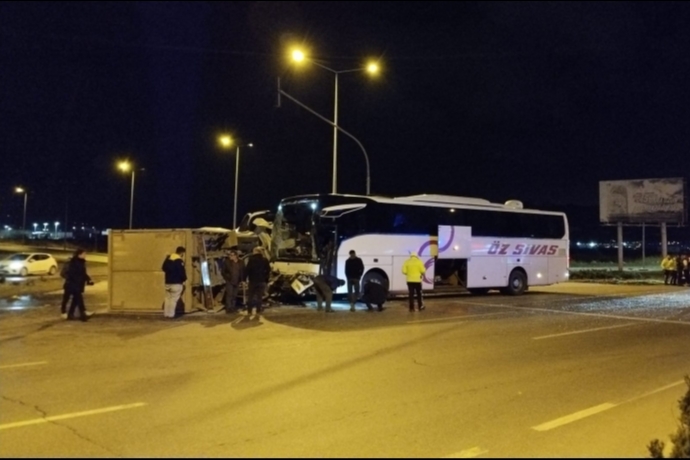 Osman Kavuncu Bulvarı’nda Kavşak Kazası: Otobüsle Kamyonet Çarpıştı, 5 Kişi Yaralandı