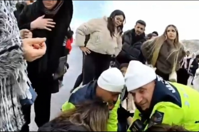 Erciyes’te Nefes Kesen Anlar: Fenalaşan Kadın Sürücüye Jandarma Zamanla Yarıştı!