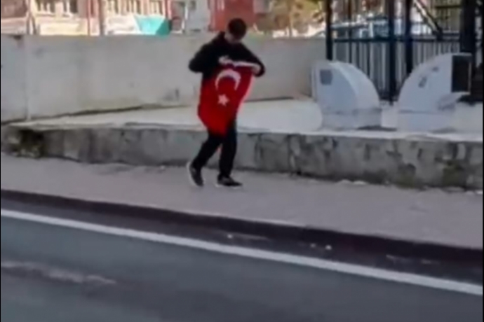Yerdeki Bayrağı Görünce Durdu… 14 Yaşındaki Dursun Berk’in Hareketi Kayseri’yi Duygulandırdı