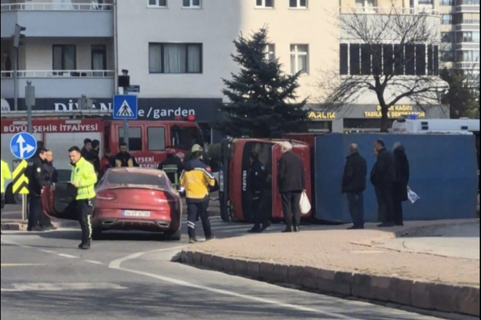 Melikgazi’de Bulvarda Can Pazarı: Kamyonet Devrildi, 1 Kişi Yaralandı