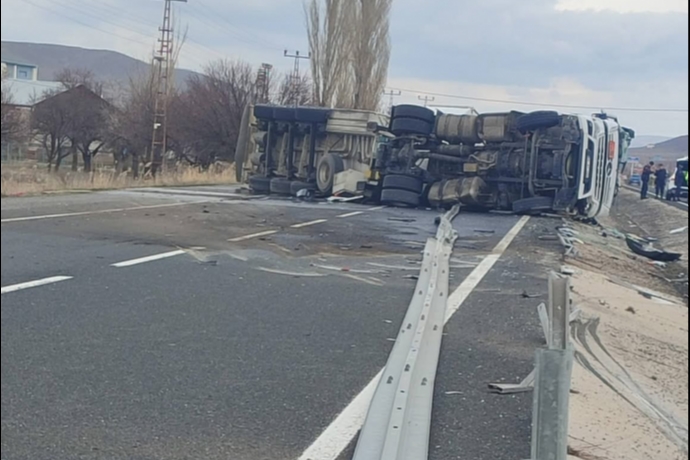 Kayseri–Sivas Yolunda Korkutan Kaza: Akaryakıt Yüklü Tanker Devrildi, Facianın Eşiğinden Dönüldü