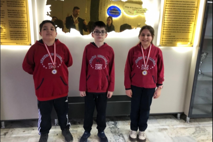 Şehit Komiser Umut Tunçay’ın İsmi Kitaplarla Yaşatıldı: Öğrenci ve Veliler Aynı Sayfada Yarıştılar