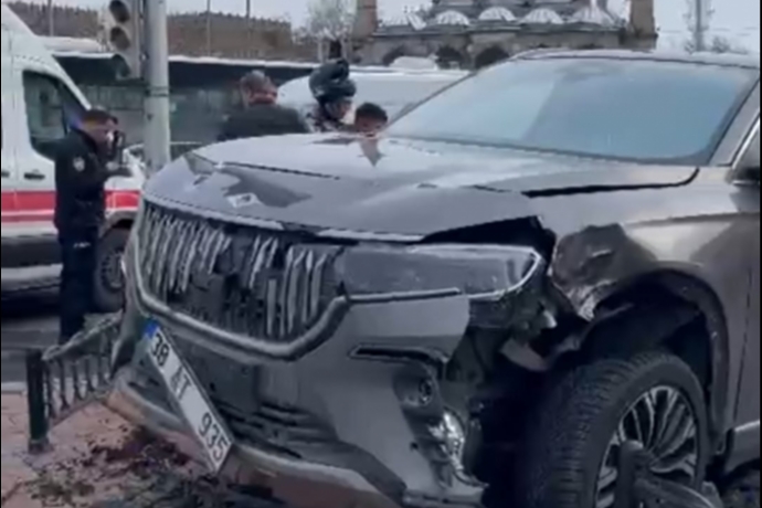 Cumhuriyet Meydanı’nda Dehşet Anları Direksiyon Hakimiyetini Kaybeden Otomobil 5 Yayayı Hastanelik Etti