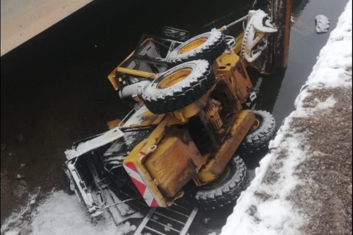 Zamantı Köprüsü’nde Korku Dolu Anlar Kar Küreme Aracı Su Kanalına Devrildi