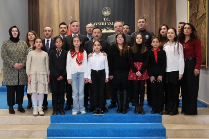 İstiklal Marşı’nın Gurur Veren Sesleri Valilikte Yankılandı: Vali Gökmen Çiçek Şampiyon Öğrencilerle Buluştu