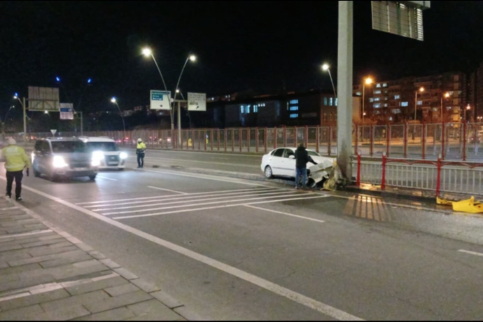 Kayseri’de Direksiyon Hakimiyetini Kaybeden Sürücü Tabela Direğine Çarptı