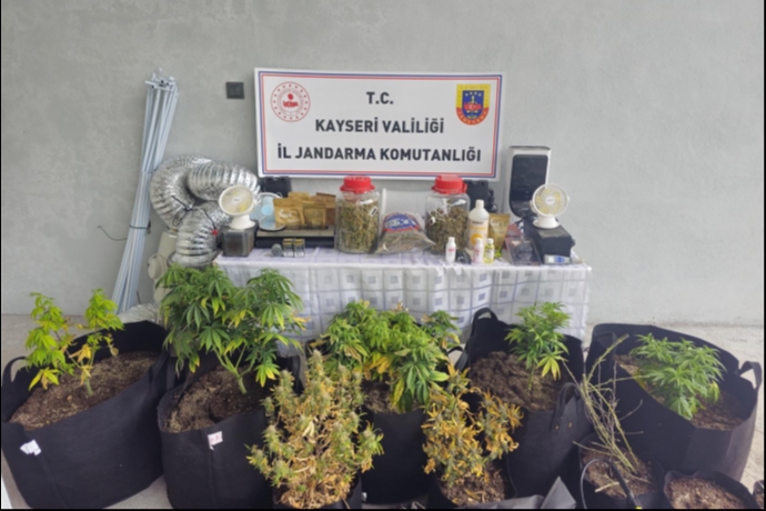 Kayseri’de Evde Kurulan Uyuşturucu Düzeneği Deşifre Oldu