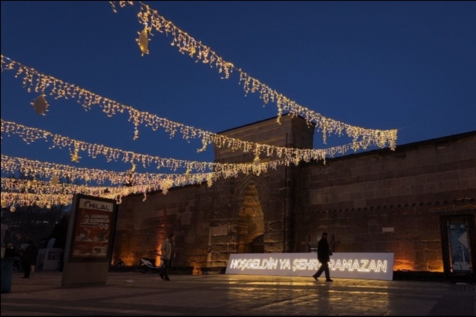 Kayseri'nin Göbeğinde Hilal Ve Yıldızlarla Ramazan Işıltısı Şehri Sarmaladı