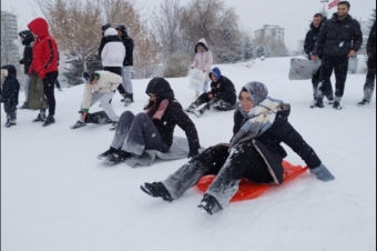 Yeni Yılın İlk Gününde Beleş Tepe’de Poşetli Kayak Keyfi