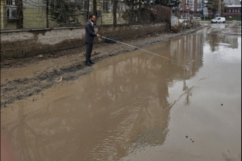 Kayseri'de SP’li Onat, Suyla Kaplanan Yolda Oltayla Balık Tutmaya Çalıştı