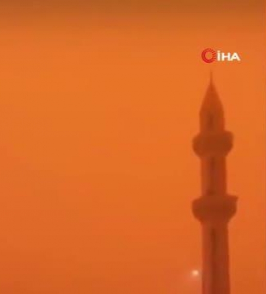 Suudi Arabistandaki Kum Fırtınası Gökyüzünü Turuncuya Boyadı