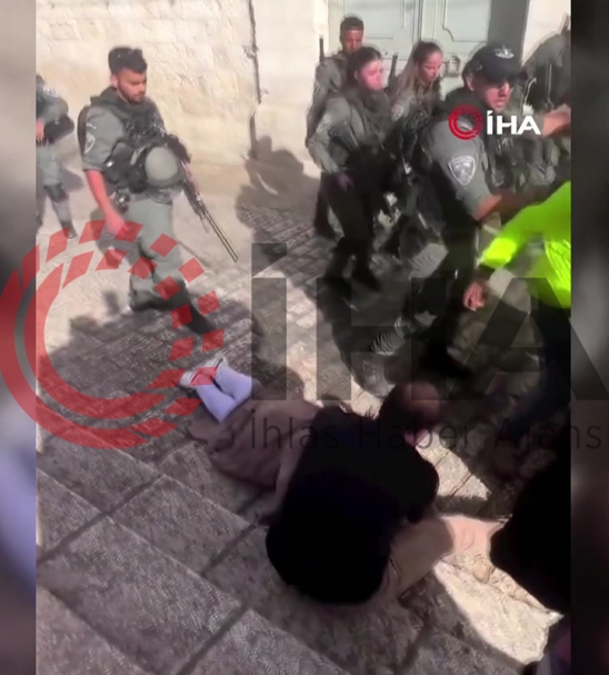 İsrail Güçleri, Mescid-i Aksa'da Filistinli Yaşlı Adama Saldırdı